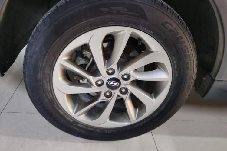Used Hyundai Tucson 2015 1.6T Dual-Clutch Two-Wheel-Drive Smart Model Exterior 2