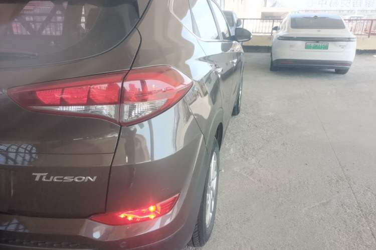 Used Hyundai Tucson 2015 1.6T Dual-Clutch Two-Wheel-Drive Smart Model Exterior 3