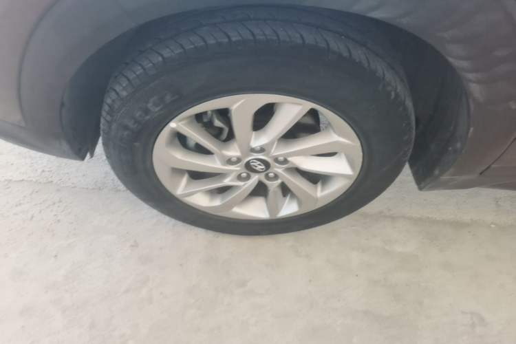 Used Hyundai Tucson 2015 1.6T Dual-Clutch Two-Wheel-Drive Smart Model Exterior 4