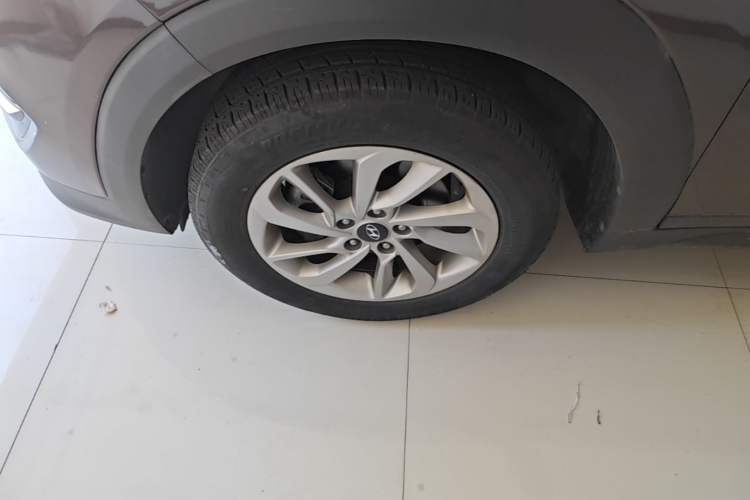 Used Hyundai Tucson 2015 1.6T Dual-Clutch Two-Wheel-Drive Smart Model Exterior 4
