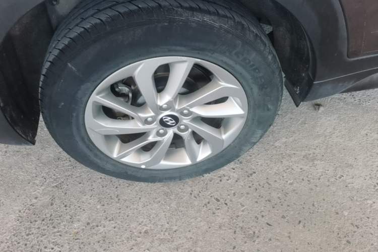 Used Hyundai Tucson 2015 1.6T Dual-Clutch Two-Wheel-Drive Smart Model Exterior 5