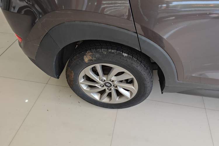 Used Hyundai Tucson 2015 1.6T Dual-Clutch Two-Wheel-Drive Smart Model Exterior 5