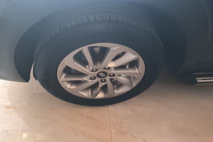 Used Hyundai Tucson 2015 1.6T Dual-Clutch Two-Wheel-Drive Smart Model Exterior 7