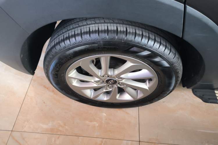 Used Hyundai Tucson 2015 1.6T Dual-Clutch Two-Wheel-Drive Smart Model Exterior 8