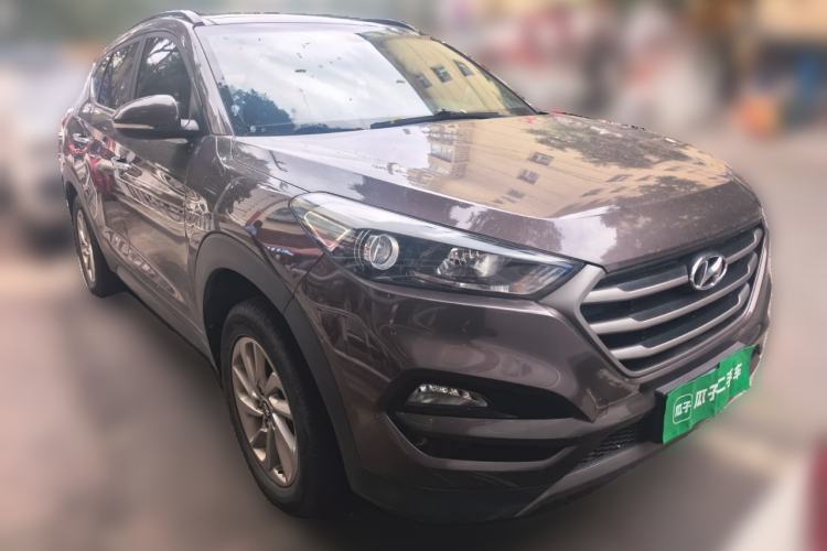 Used Hyundai Tucson 2015 2.0L Automatic Two-Wheel Drive Smart Version Front Right 45 Deg
