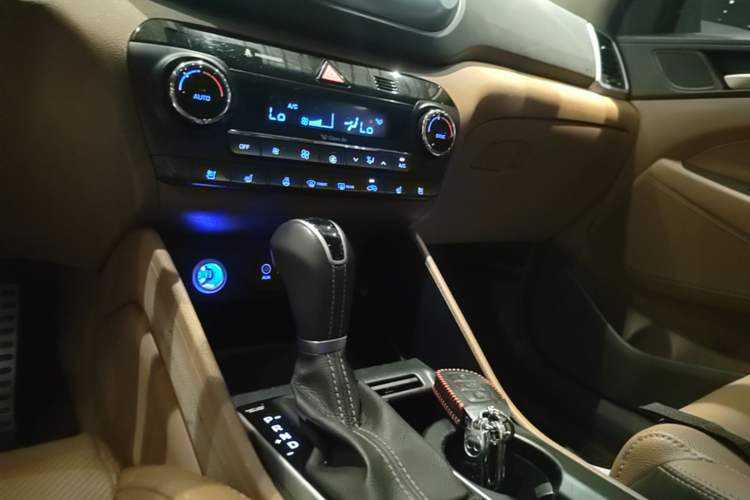 Used Hyundai Tucson 2015 1.6T Dual-Clutch Four-Wheel Drive Flagship Model Gear Lever