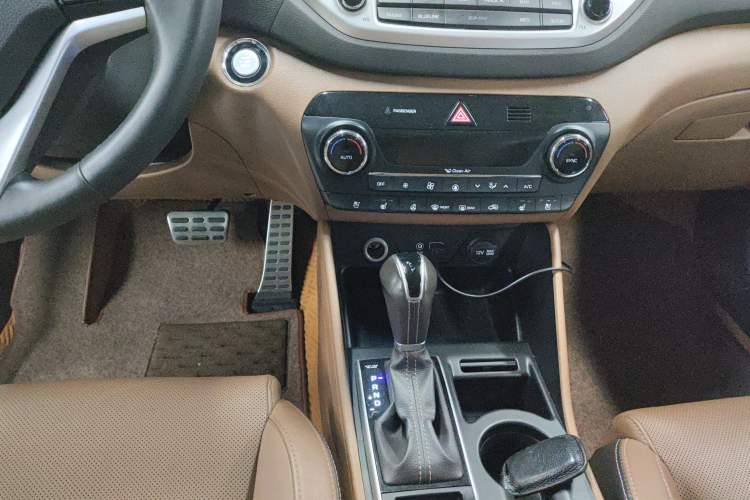 Used Hyundai Tucson 2015 1.6T Dual-Clutch Four-Wheel Drive Flagship Model Gear Lever
