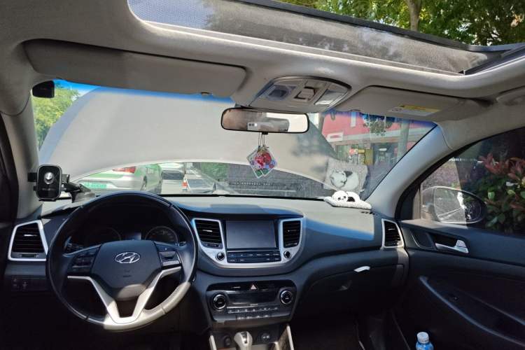 Used Hyundai Tucson 2015 1.6T Dual-Clutch Two-Wheel-Drive Smart Model Headliner