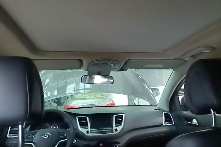 Used Hyundai Tucson 2015 1.6T Dual-Clutch Two-Wheel-Drive Smart Model Headliner