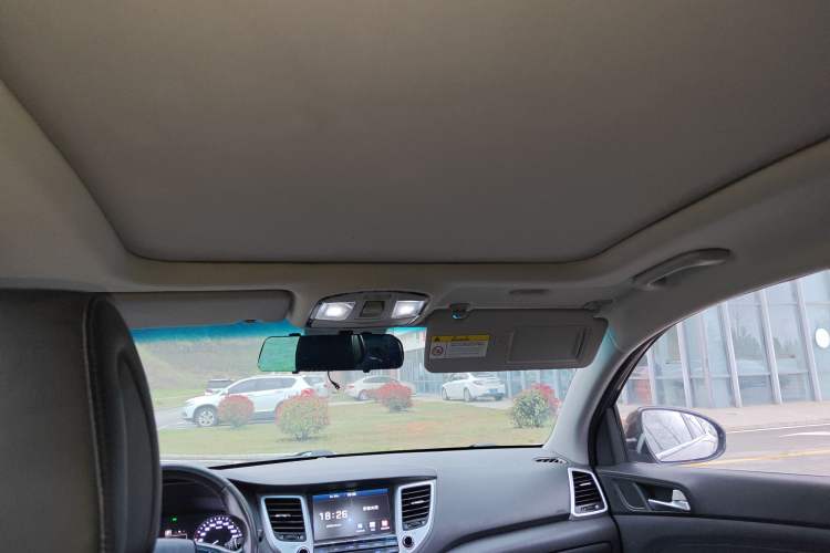 Used Hyundai Tucson 2015 1.6T Dual-Clutch Two-Wheel-Drive Smart Model Headliner