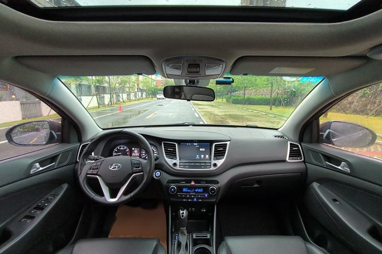 Used Hyundai Tucson 2015 1.6T Dual-Clutch Two-Wheel-Drive Smart Model Interior 1