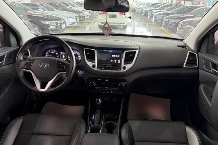 Used Hyundai Tucson 2015 1.6T Dual-Clutch Two-Wheel-Drive Smart Model Interior 1