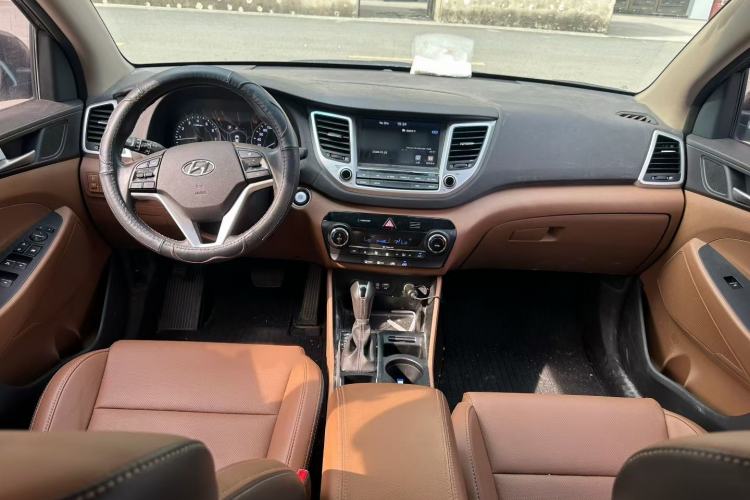 Used Hyundai Tucson 2015 1.6T Dual-Clutch Two-Wheel-Drive Smart Model Interior 1