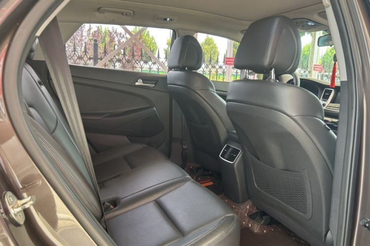 Used Hyundai Tucson 2015 1.6T Dual-Clutch Two-Wheel-Drive Smart Model Interior 2