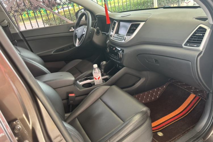 Used Hyundai Tucson 2015 1.6T Dual-Clutch Two-Wheel-Drive Smart Model Interior 3