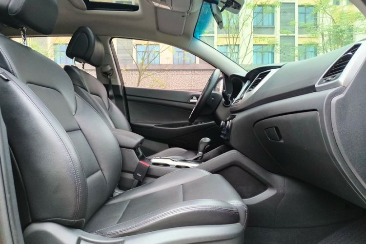 Used Hyundai Tucson 2015 1.6T Dual-Clutch Two-Wheel-Drive Smart Model Interior 4
