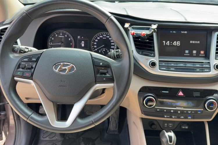 Used Hyundai Tucson 2015 1.6T Dual-Clutch Two-Wheel-Drive Leading Model Interior 4