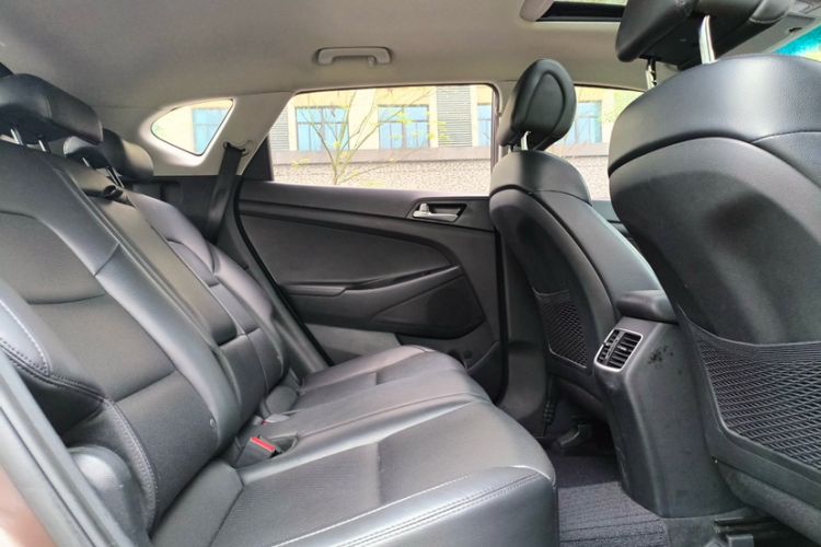 Used Hyundai Tucson 2015 1.6T Dual-Clutch Two-Wheel-Drive Smart Model Interior 5