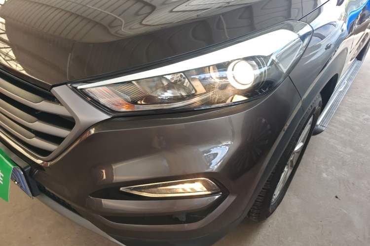 Used Hyundai Tucson 2015 1.6T Dual-Clutch Two-Wheel-Drive Smart Model Left Front Headlight