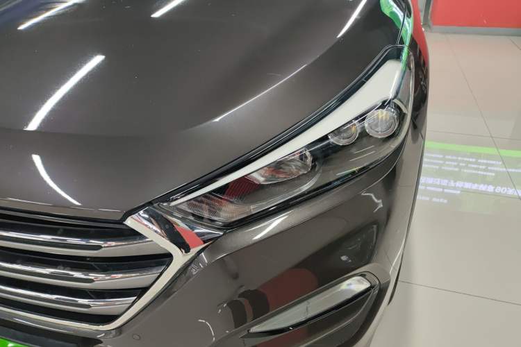 Used Hyundai Tucson 2015 1.6T Dual-Clutch Four-Wheel Drive Flagship Model Left Front Headlight