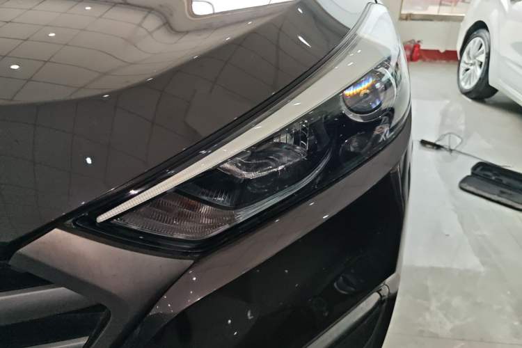 Used Hyundai Tucson 2015 1.6T Dual-Clutch Two-Wheel-Drive Smart Model Left Front Headlight