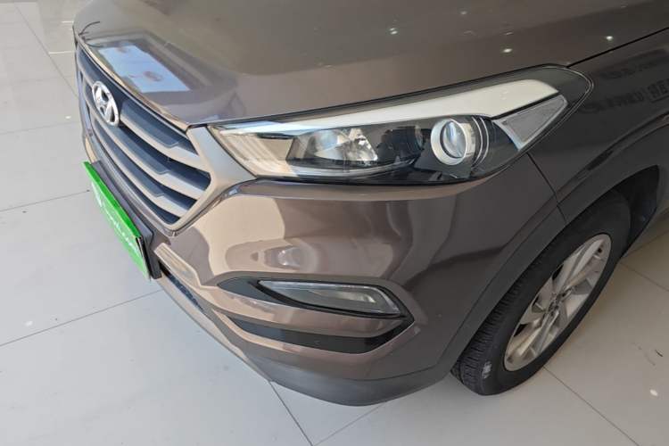 Used Hyundai Tucson 2015 1.6T Dual-Clutch Two-Wheel-Drive Smart Model Left Front Headlight