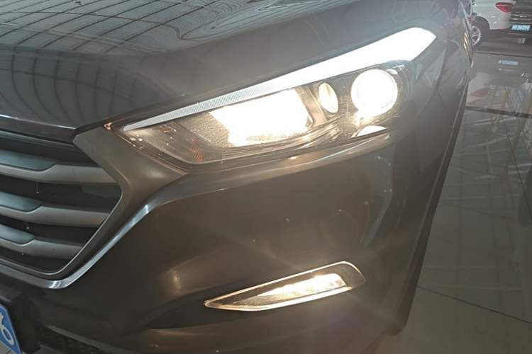Used Hyundai Tucson 2015 1.6T Dual-Clutch Two-Wheel-Drive Smart Model Left Front Headlight
