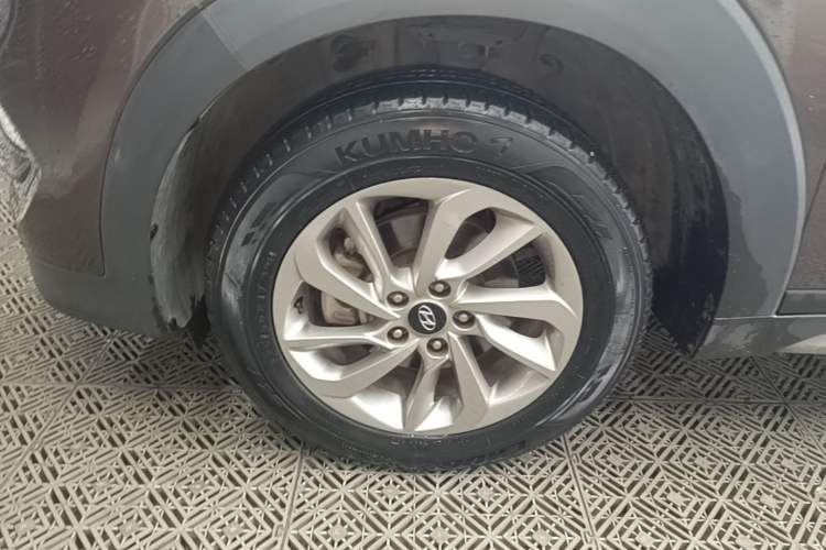 Used Hyundai Tucson 2015 1.6T Dual-Clutch Two-Wheel-Drive Smart Model Left Front Wheel Hub