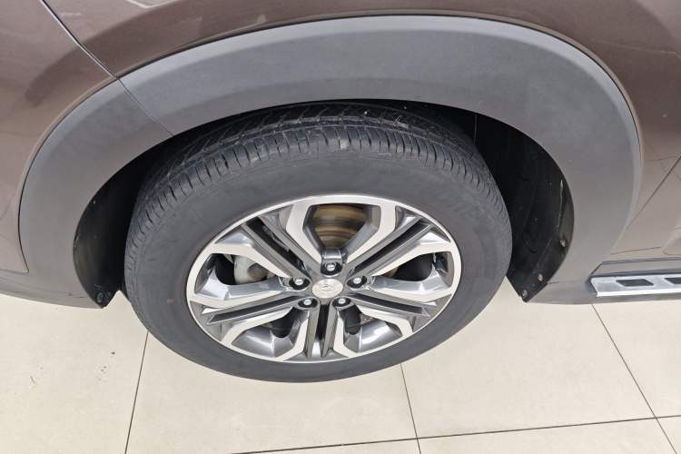 Used Hyundai Tucson 2015 1.6T Dual-Clutch Two-Wheel-Drive Leading Model Left Front Wheel Hub