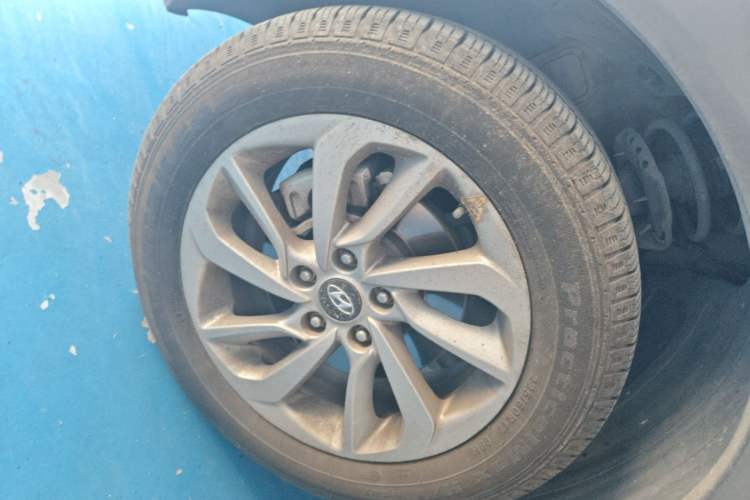 Used Hyundai Tucson 2015 1.6T Dual-Clutch Two-Wheel-Drive Smart Model Left Front Wheel Hub