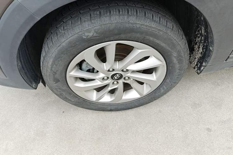 Used Hyundai Tucson 2015 1.6T Dual-Clutch Two-Wheel-Drive Smart Model Left Front Wheel Hub