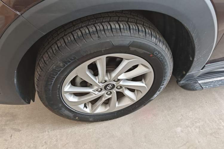 Used Hyundai Tucson 2015 1.6T Dual-Clutch Two-Wheel-Drive Smart Model Left Front Wheel Hub