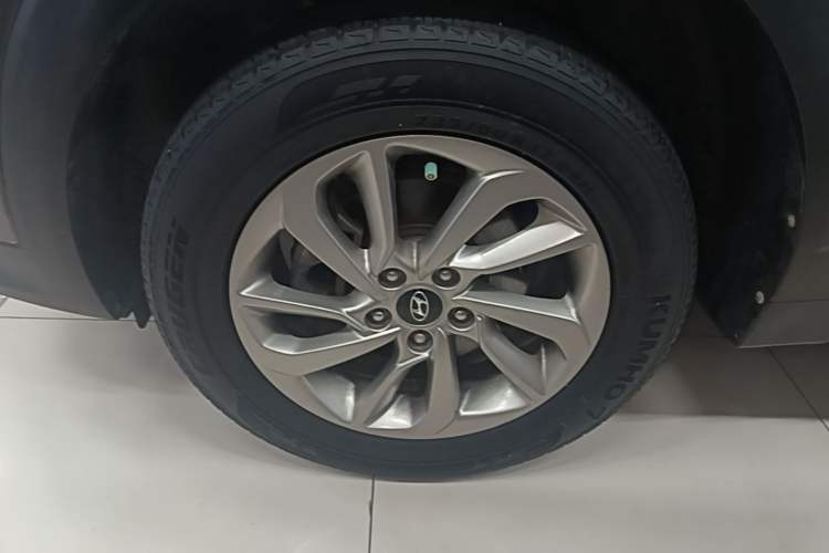 Used Hyundai Tucson 2015 1.6T Dual-Clutch Two-Wheel-Drive Smart Model Left Front Wheel Hub
