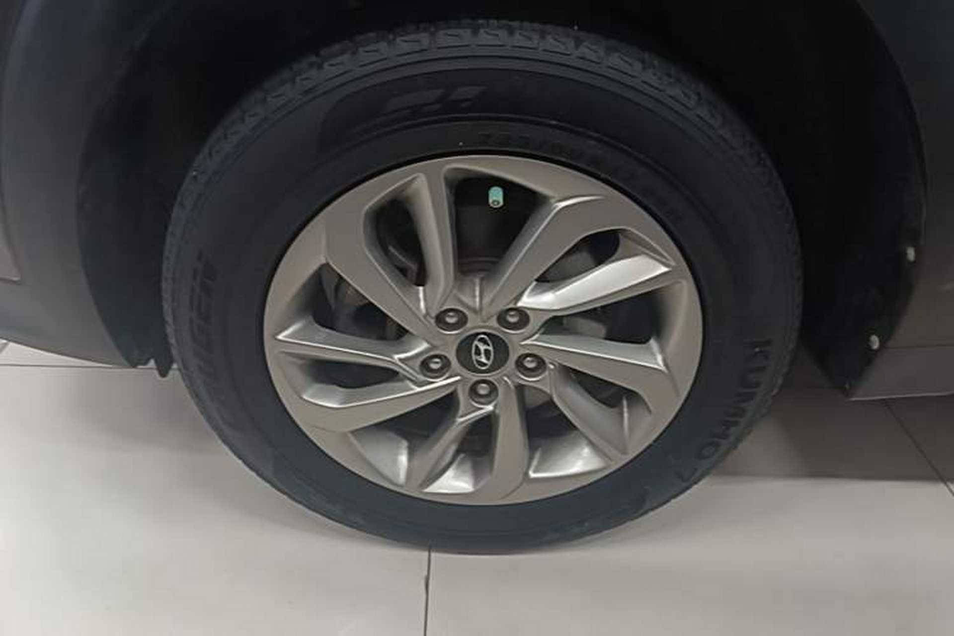 Used Hyundai Tucson 2015 1.6T Dual-Clutch Two-Wheel-Drive Smart Model Left Front Wheel Hub