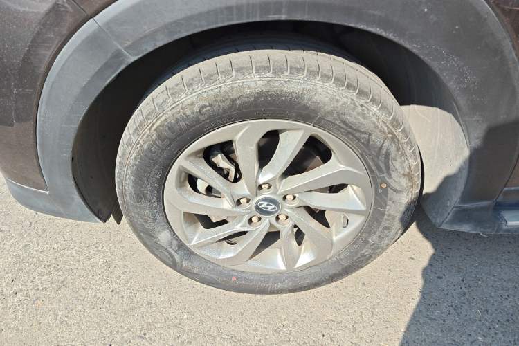 Used Hyundai Tucson 2015 1.6T Dual-Clutch Two-Wheel-Drive Smart Model Left Front Wheel Hub