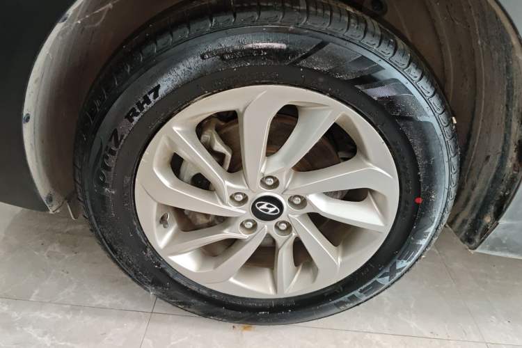 Used Hyundai Tucson 2015 1.6T Dual-Clutch Two-Wheel-Drive Smart Model Left Front Wheel Hub