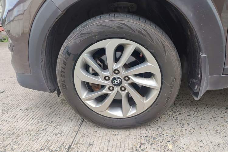 Used Hyundai Tucson 2015 1.6T Dual-Clutch Two-Wheel-Drive Smart Model Left Front Wheel Hub