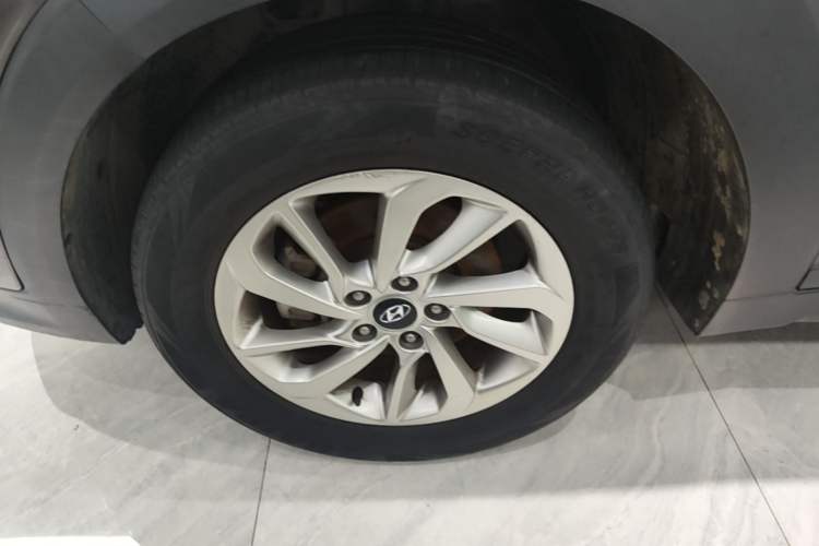 Used Hyundai Tucson 2015 1.6T Dual-Clutch Two-Wheel-Drive Smart Model Left Front Wheel Hub