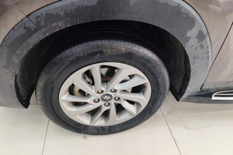 Used Hyundai Tucson 2015 1.6T Dual-Clutch Two-Wheel-Drive Smart Model Left Front Wheel Hub