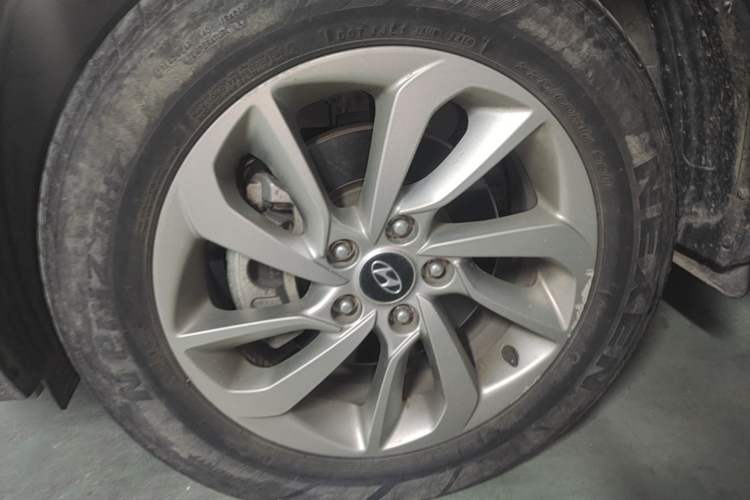 Used Hyundai Tucson 2015 1.6T Dual-Clutch Two-Wheel-Drive Smart Model Left Front Wheel Hub