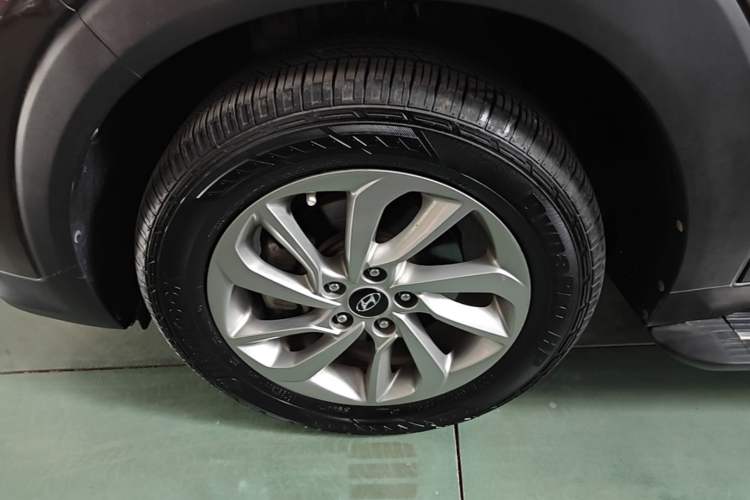 Used Hyundai Tucson 2015 1.6T Dual-Clutch Two-Wheel-Drive Smart Model Left Front Wheel Hub