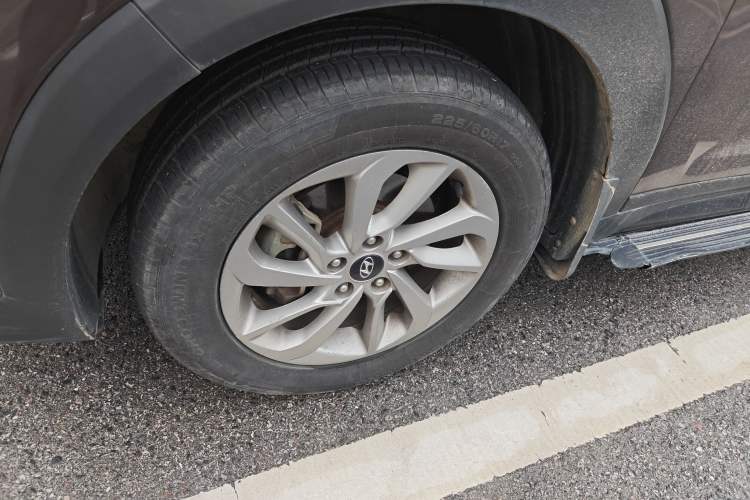 Used Hyundai Tucson 2015 1.6T Dual-Clutch Two-Wheel-Drive Smart Model Left Front Wheel Hub