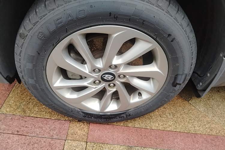 Used Hyundai Tucson 2015 1.6T Dual-Clutch Two-Wheel-Drive Smart Model Left Front Wheel Hub