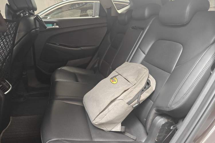 Used Hyundai Tucson 2015 1.6T Dual-Clutch Two-Wheel-Drive Leading Model Left Rear Seat