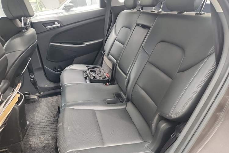 Used Hyundai Tucson 2015 1.6T Dual-Clutch Two-Wheel-Drive Smart Model Left Rear Seat