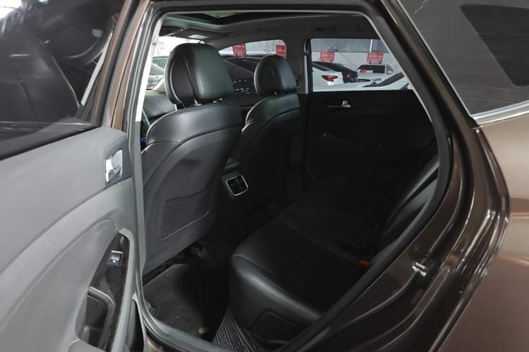 Used Hyundai Tucson 2015 1.6T Dual-Clutch Two-Wheel-Drive Smart Model Left Rear Seat