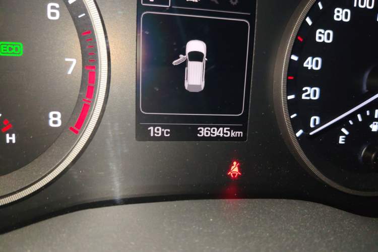 Used Hyundai Tucson 2015 1.6T Dual-Clutch Two-Wheel-Drive Smart Model Odometer Close Up