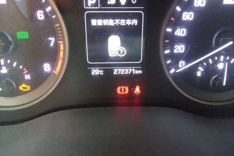 Used Hyundai Tucson 2015 1.6T Dual-Clutch Two-Wheel-Drive Smart Model Odometer Close Up