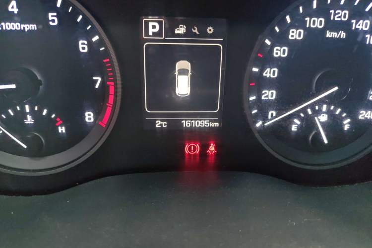 Used Hyundai Tucson 2015 1.6T Dual-Clutch Two-Wheel-Drive Smart Model Odometer Close Up