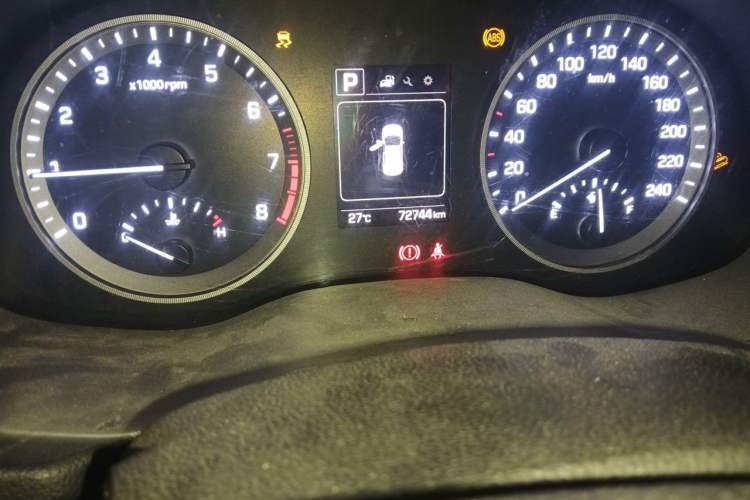 Used Hyundai Tucson 2015 1.6T Dual-Clutch Two-Wheel-Drive Smart Model Odometer Close Up